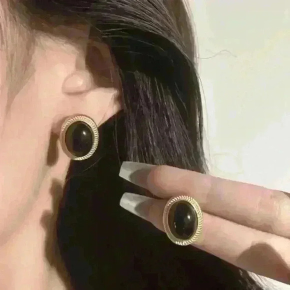 Elegant Vintage-Inspired Black Gemstone Stud Earrings - Picture 2 of 5